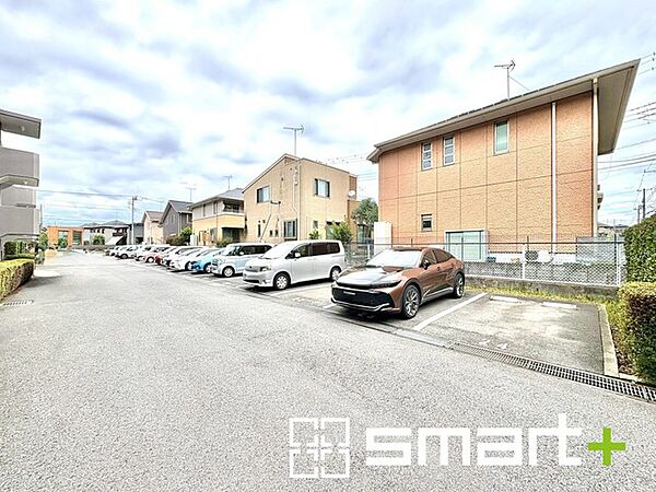 ～便利な平面駐車場～ ・広い敷地を活かした平面式の駐車場。車の出し入れが楽で利便性に優れます。 ・空き状況などもお気軽にお問い合わせくださいませ。