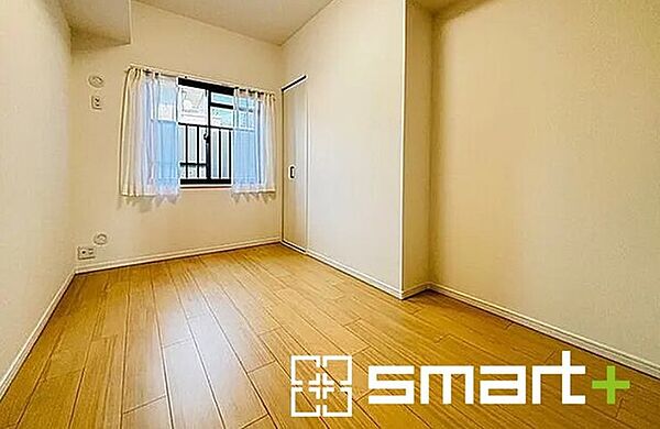 ～収納豊富な洋室～ ・各居室に備え付けの収納をご用意。タンスなどを置く場合と比べ出っ張らないので部屋の中を有効のご活用いただけます。 ・収納の広さなどぜひ現地でご確認くださいませ。
