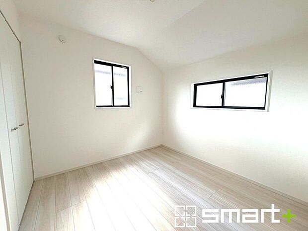 ~2面採光の明るいお部屋~ ・洋室は2面採光とする事で穏やかな陽の入る明るい空間となっております。 ・くつろぎのプライベート時間を明るい空間で穏やかにお過ごしいただけます。