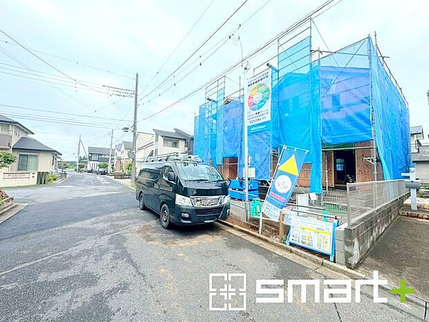 ~十分な広さのある前面道路~ ・前面道路は約6mございますので、お車でのすれ違いも楽々で余計なストレスがかかりません。 ・日々お車での移動が多い方には大切なポイントですね。