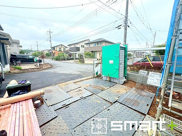 ~ベタ基礎でしっかりとした土台~ ・コンクリートの中に鉄筋を配し強度を高めた「ベタ基礎」を採用。 ・しっかりとした土台を造ったうえで、その上に建物が築造されていきます。