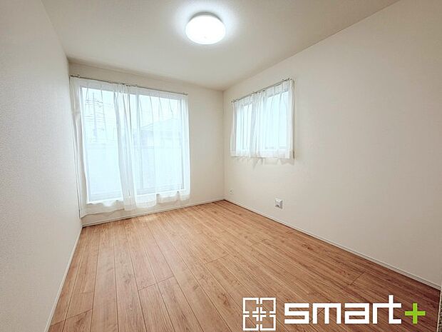 〜2面採光の明るいお部屋〜 ・洋室は2面採光とする事で穏やかな陽の入る明るい空間となっております。 ・くつろぎのプライベート時間を明るい空間で穏やかにお過ごしいただけます。