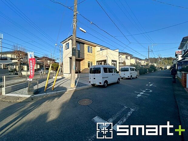 ~開放感ある角地のお住まい~ ・2方向が空く事で開放感のある角地に位置しております。 ・窮屈な感じが無く、ゆったりと暮らせるこの魅力をぜひ現地でご体感くださいませ。