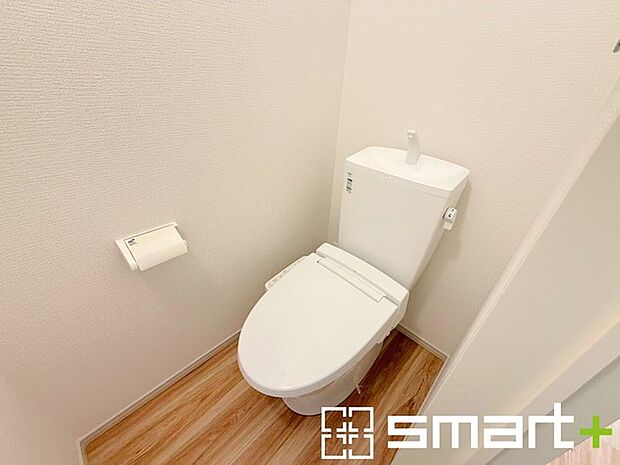 ~やはり便利なタンク式トイレ~ ・最近はタンクレストイレもございますが、タンク式の場合は停電時もお水を流すことが可能。 ・故障時なども比較的費用が安くなるなど、メリットが多くなります。