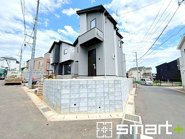 ~開放感ある角地のお住まい~ ・2方向が空く事で開放感のある角地に位置しております。 ・窮屈な感じが無く、ゆったりと暮らせるこの魅力をぜひ現地でご体感くださいませ。