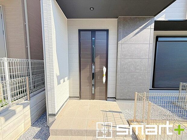 ~お住まいの顔「玄関」~ ・玄関ドアの上にはもちろん軒がございますので、雨の日でも濡れずに鍵の開閉が可能です。 ・鍵は防犯性に優れたディンプルキーを採用。