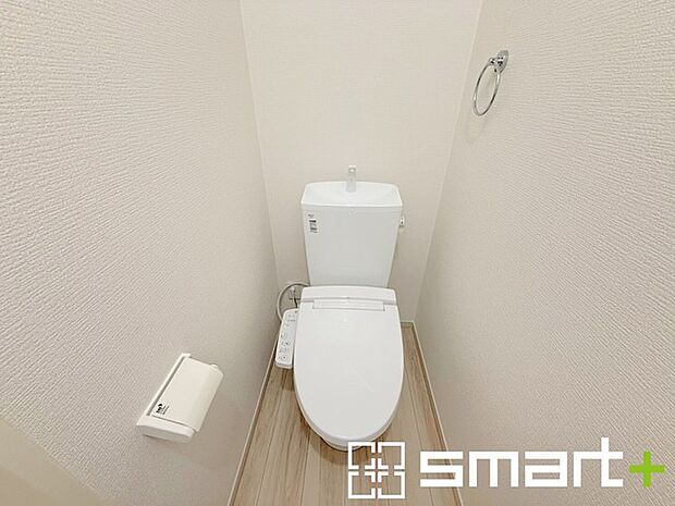 ~やはり便利なタンク式トイレ~ ・最近はタンクレストイレもございますが、タンク式の場合は停電時もお水を流すことが可能。 ・故障時なども比較的費用が安くなるなど、メリットが多くなります。