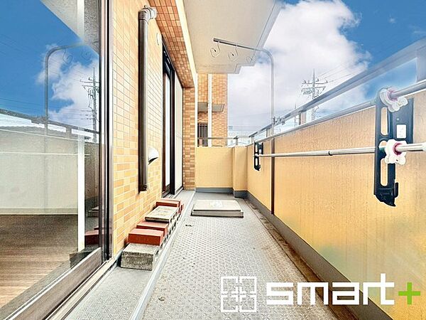 ～洗濯物も干しやすいバルコニー～ ・陽当たり良好な南側のバルコニーは2部屋から出入りができて毎日のお洗濯も快適。 ・物干し竿受けが標準装備されているのですぐにお使いいただけます。
