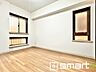 洋室：～2面採光の明るいお部屋～ ・洋室は2面採光とする事で穏やかな陽の入る明るい空間となっております。 ・くつろぎのプライベート時間を明るい空間で穏やかにお過ごしいただけます。 