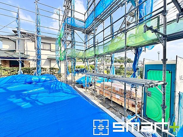 ~ベタ基礎でしっかりとした土台~ ・コンクリートの中に鉄筋を配し強度を高めた「ベタ基礎」を採用。 ・しっかりとした土台を造ったうえで、その上に建物が築造されていきます。
