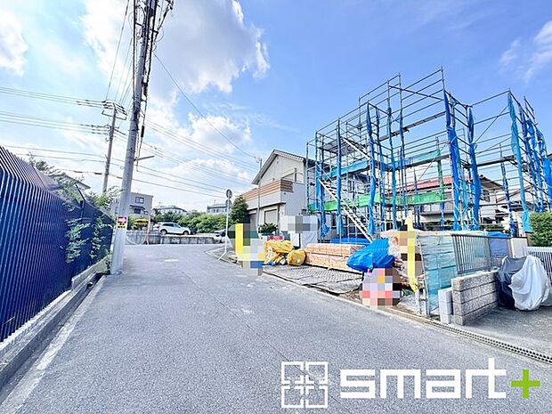 ~閑静な住宅街の立地~ ・周辺は閑静な住宅街となっておりますので、静かな暮らしをご実現いただけます。 ・前面道路の交通量も多くないので、小さなお子様がいるご家庭でもご安心ですね。