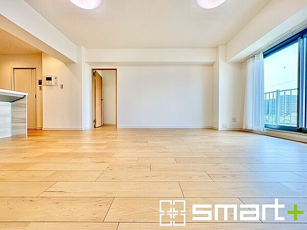 ～穏やかな陽の入るＬＤＫ～ ・大きな窓のあるＬＤＫは陽当りも良好で明るい空間となっております。 ・ご家族団らんなど過ごす時間の多いＬＤＫが明るいのは嬉しいポイントですね。