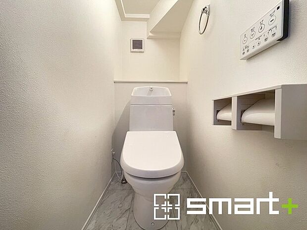 ~ウォシュレット付トイレ~ ・清潔感あるシャワートイレで快適。 ・背面にある棚はトイレットペーパーなどの置き場や飾り棚としても利用できますね。