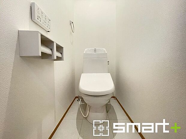 ～やはり便利なタンク式トイレ～ ・最近はタンクレストイレもございますが、タンク式の場合は停電時もお水を流すことが可能。 ・故障時なども比較的費用が安くなるなど、メリットが多くなります。 