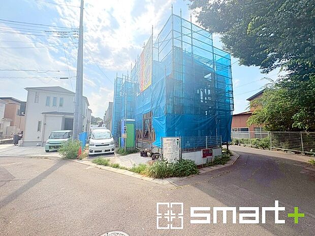 ~閑静な住宅街の立地~ ・周辺は閑静な住宅街となっておりますので、静かな暮らしをご実現いただけます。 ・前面道路の交通量も多くないので、小さなお子様がいるご家庭でもご安心ですね。