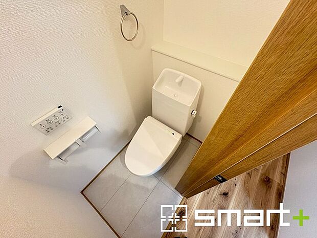 ~やはり便利なタンク式トイレ~ ・最近はタンクレストイレもございますが、タンク式の場合は停電時もお水を流すことが可能。 ・故障時なども比較的費用が安くなるなど、メリットが多くなります。