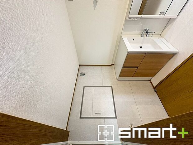 ～シャワー付き洗面台を採用～ ・洗面台の蛇口がホースで伸びシャワーとしてご利用可能。 ・朝の寝ぐせ直しなどにシャワーを使いたい時、洗面台の掃除をする際にも便利にお使いいただけます。 