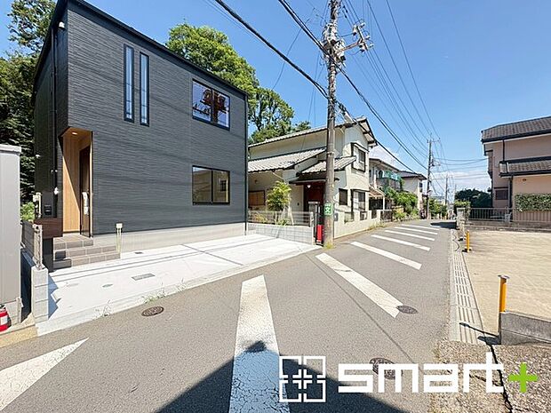 ~閑静な住宅街の立地~ ・周辺は閑静な住宅街となっておりますので、静かな暮らしをご実現いただけます。 ・前面道路の交通量も多くないので、小さなお子様がいるご家庭でもご安心ですね。