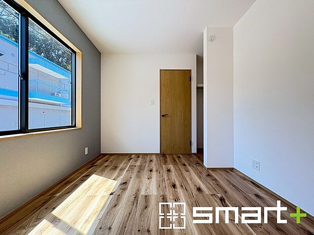 ~2面採光の明るいお部屋~ ・洋室は2面採光とする事で穏やかな陽の入る明るい空間となっております。 ・くつろぎのプライベート時間を明るい空間で穏やかにお過ごしいただけます。