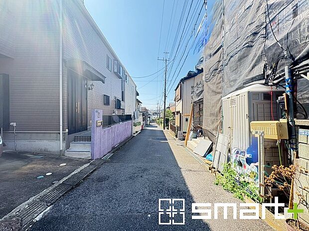 ～閑静な住宅街の立地～ ・周辺は閑静な住宅街となっておりますので、静かな暮らしをご実現いただけます。 ・前面道路の交通量も多くないので、小さなお子様がいるご家庭でもご安心ですね。 