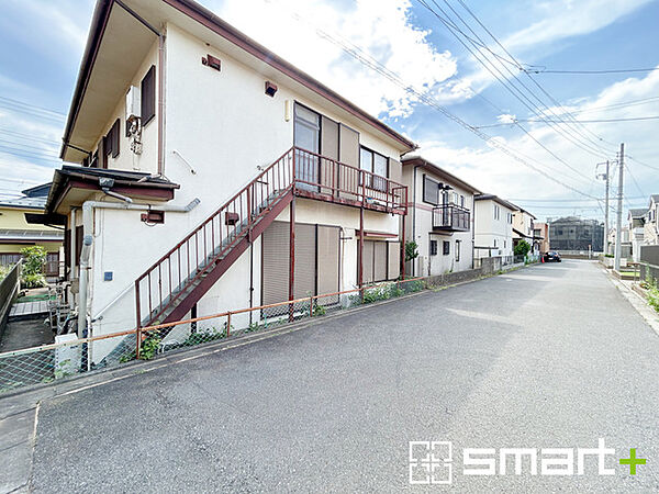 ～閑静な住宅街の立地～ ・周辺は閑静な住宅街となっておりますので、静かな暮らしをご実現いただけます。 ・前面道路の交通量も多くないので、小さなお子様がいるご家庭でもご安心ですね。