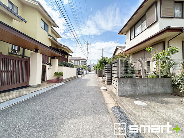 ～十分な広さのある前面道路～ ・前面道路は約4ｍございますので、お車でのすれ違いも可能で余計なストレスがかかりません。 ・日々お車での移動が多い方には大切なポイントですね。