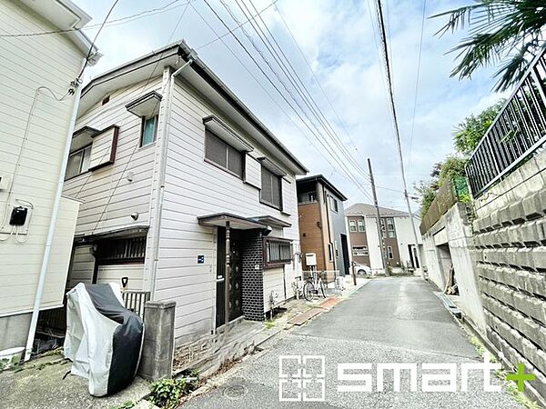 ～閑静な住宅街の立地～ ・周辺は閑静な住宅街となっておりますので、静かな暮らしをご実現いただけます。 ・前面道路の交通量も多くないので、小さなお子様がいるご家庭でもご安心ですね。