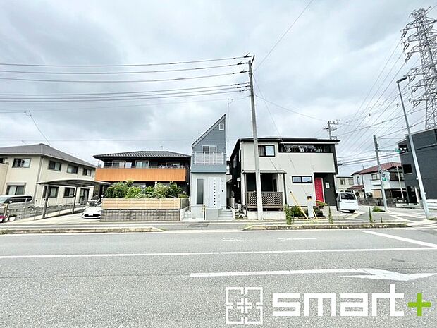 ~閑静な住宅街の立地~ ・周辺は閑静な住宅街となっておりますので、静かな暮らしをご実現いただけます。 ・前面道路の交通量も多くないので、小さなお子様がいるご家庭でもご安心ですね。