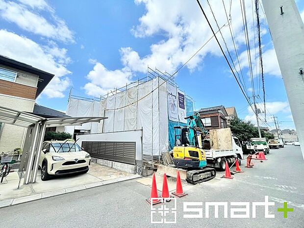 ~十分な広さのある前面道路~ ・前面道路は約6mございますので、お車でのすれ違いも楽々で余計なストレスがかかりません。 ・日々お車での移動が多い方には大切なポイントですね。