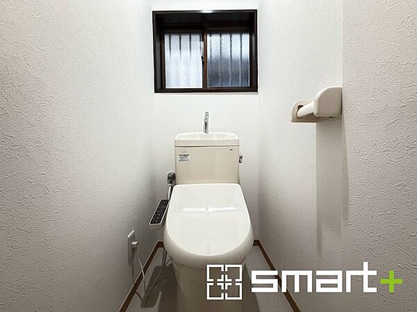 ～ウォシュレット付トイレ～ ・窓があるので使用後や掃除の際には換気もしやすく快適ですね。 ・温水洗浄機能付きに新品交換済みです。