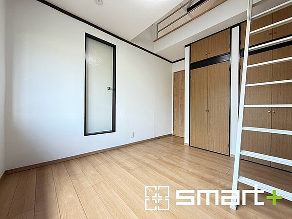 ～収納豊富な洋室～ ・各居室に備え付けの収納をご用意。タンスなどを置く場合と比べ出っ張らないので部屋の中を有効のご活用いただけます。 ・収納の広さなどぜひ現地でご確認くださいませ。