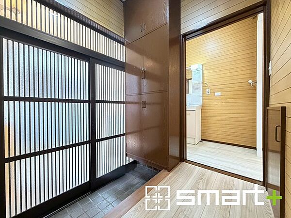～開け閉めしやすい引き戸の玄関～ ・開き戸と違い開閉に必要なスペースが少なく済むので、玄関回りを広く使えます。 ・扉を開けたままでも邪魔にならないのでお掃除や荷物の出し入れなども快適。