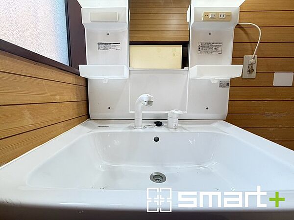～シャワー付き洗面化粧台～ ・新品交換した洗面化粧台はシャワー付きなので、寝ぐせ直しや洗面ボウルのお掃除にも便利。 ・鏡の両脇にも収納スペースがあるので洗面台周りもスッキリ片付きますね。
