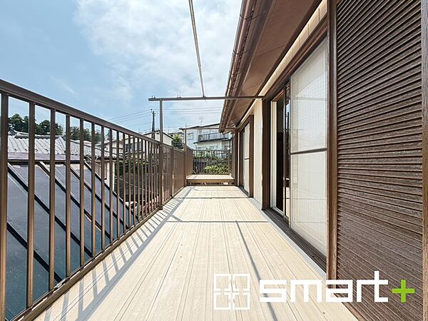 ～洗濯物も干しやすいバルコニー～ ・陽当たり良好な南側のバルコニーは2部屋から出入りができて毎日のお洗濯も快適。 ・テラス屋根等のオプションもお気軽にご相談くださいませ。