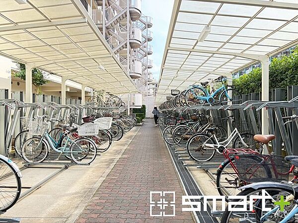 ～敷地内に駐輪場もございます～ ・もちろんですが駐輪場もございますので、自転車をご利用の方もご安心くださいませ。 ・ご内覧の際はぜひ共用部も併せてご確認ください。
