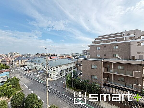 ～バルコニーからの眺望～ ・お部屋の延長として、外の空気を感じながらリラックスできるスペースになりますね。 ・周囲の景色や夕日を楽しむことも魅力のひとつです。