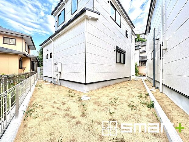 ~お庭もある余裕の敷地~ ・広々した敷地にはお庭もご用意。お庭があるだけで余裕を感じますね。 ・防草シートや人工芝の敷設などのオプションもお気軽にご相談くださいませ。
