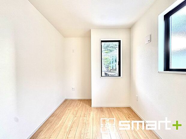 ~2面採光の明るいお部屋~ ・洋室は2面採光とする事で穏やかな陽の入る明るい空間となっております。 ・くつろぎのプライベート時間を明るい空間で穏やかにお過ごしいただけます。