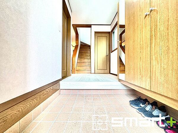 ～お出かけ前の身だしなみも～ ・シューズボックスに姿見をご用意。 ・朝の忙しい時間もお出かけ前にパっと服装をご確認いただけます。