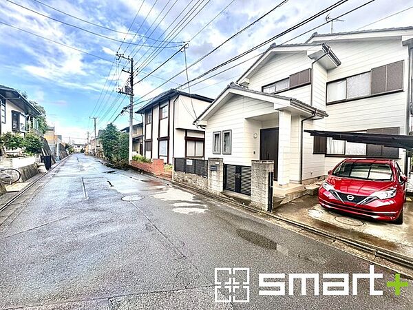 ～十分な広さのある前面道路～ ・前面道路は約6ｍございますので、お車でのすれ違いも楽々で余計なストレスがかかりません。 ・日々お車での移動が多い方には大切なポイントですね。