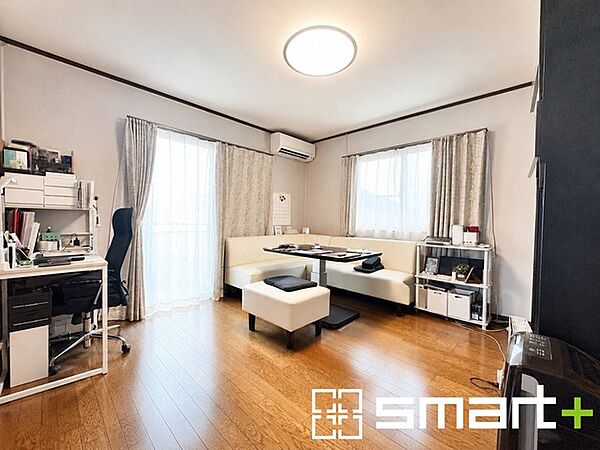 ～2面採光の明るいお部屋～ ・洋室は2面採光とする事で穏やかな陽の入る明るい空間となっております。 ・くつろぎのプライベート時間を明るい空間で穏やかにお過ごしいただけます。