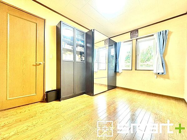 ～自然な風合いの洋室～ ・ナチュラルな色彩で纏められた洋室は家具のコーディネートもしやすくなっております。 ・どんな家具にするか考えるだけでも楽しくなってきますね。