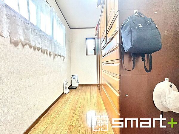 日常的な収納として使い勝手がよく、程よい明るさが確保されており、すっきりと整った空間で暮らしにゆとりをもたらしてくれます