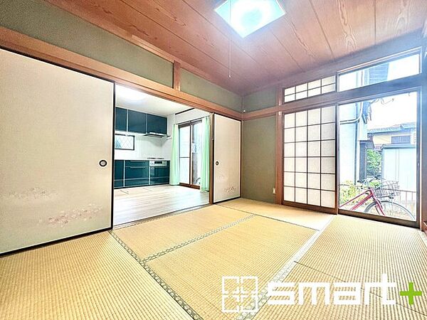 ～「和みの部屋」和室をご用意～ ・ゴロンと寝転がったり、お子様のいるご家庭ではお子様を寝かしつけたり、などご活用いただける和室をご用意。 ・やはり畳の香りは心が落ち着きますね。