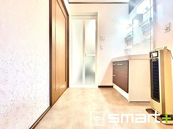 ～スペースを有効活用～ ・スペース確保のため、洗面所とは別に洗濯機スペースを設けております。