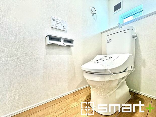 ~小窓付きの明るいトイレ~ ・使用後や掃除の際には新鮮な空気を取り込み換気ができます。 ・背面のスペースにちょっとした棚を設置すれば、トイレットペーパーのストックなども置けますね。