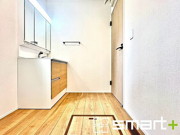 ~シャワー付き洗面台を採用~ ・洗面台の蛇口がホースで伸びシャワーとしてご利用可能。 ・朝の寝ぐせ直しなどにシャワーを使いたい時、洗面台の掃除をする際にも便利にお使いいただけます。