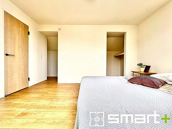～ウォークインクローゼット付きのお部屋～ ・衣類をハンガーに掛けたまま収納できるウォークインクローゼットは重宝しますね。 ・加えてフリースペースもございます。