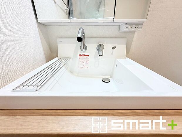 ~シャワー付き洗面台を採用~ ・使い勝手の良い三面鏡タイプの洗面化粧台。鏡の裏に収納があるので洗面台周りもスッキリ。 ・朝の寝ぐせ直しや洗面台の掃除をする際にも便利なシャワー付きです。