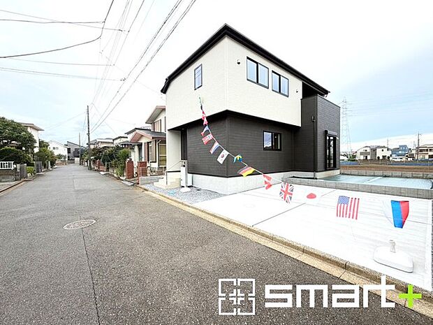 ~十分な広さのある前面道路~ ・前面道路は約○mございますので、お車でのすれ違いも楽々で余計なストレスがかかりません。 ・日々お車での移動が多い方には大切なポイントですね。